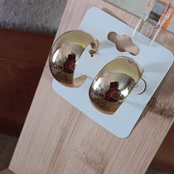 Collection of 10 sets of Gold Tone Post Earrings - Picture 8 of 13